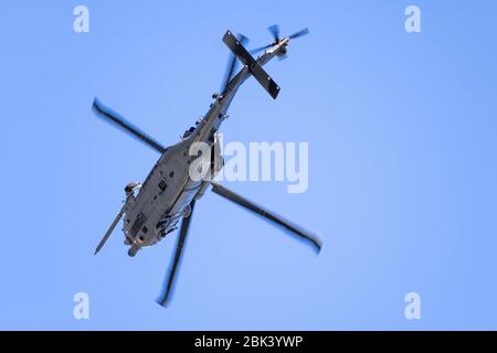 Apr 28, 2020 Mountain View / CA / USA - Militärhubschrauber, der Such- und Rettungstrainingsübungen rund um das Moffett Federal Airfield in silico durchführt Stockfoto