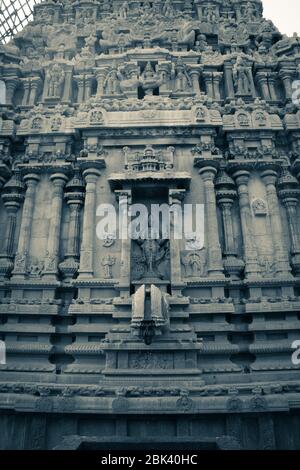 Ein monochromes Bild des Hindu Idols in einer Tempelmauer in Südindien Stockfoto