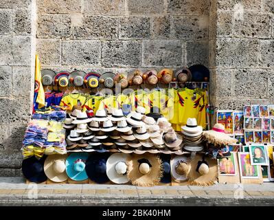 Cartagena, Kolumbien, 1. August 2019: Kolumbianische Fußballmannschaftstrikots zum Verkauf in einer Straße des alten cartagena kolumbien mit bunten Hüten und Kopien von Boter Stockfoto