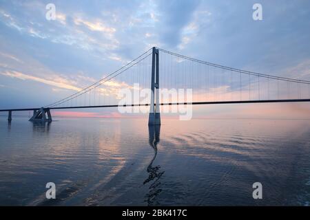 Die Öresund- oder Øresund-Brücke ist eine kombinierte Eisenbahn- und Autobahnbrücke über die Oresundstraße zwischen Schweden und Dänemark. Stockfoto