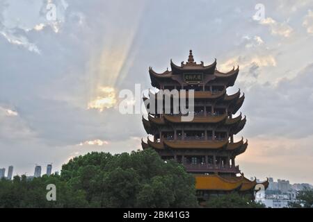 Wolkiger Sonnenuntergang hinter dem Gelben Kranturm. Wuhan, China Stockfoto