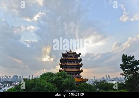 Wolkiger Sonnenuntergang hinter dem Gelben Kranturm. Wuhan, China Stockfoto