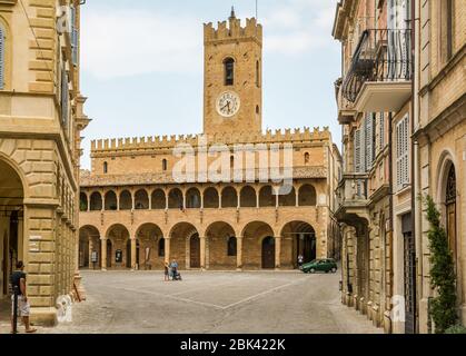 Die dreieckige hauptplatz von Offida Village, eines der schönsten Beispiele der bürgerlichen Architektur des 15.. Jahrhunderts in der Region Marken - Italien Stockfoto