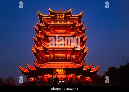 Gelber Kranturm in der Dämmerung. Wuhan, China Stockfoto