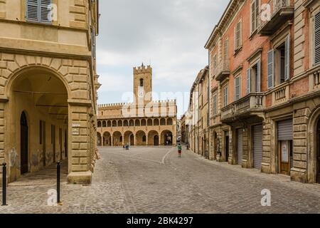 Die dreieckige hauptplatz von Offida Village, eines der schönsten Beispiele der bürgerlichen Architektur des 15.. Jahrhunderts in der Region Marken - Italien Stockfoto