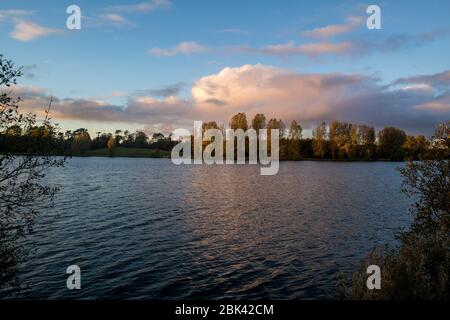 Sonnenuntergang auf dem See an einem warnen Herbstabend an Craigavon Seen Stockfoto