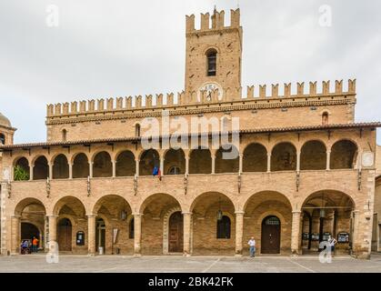 Die dreieckige hauptplatz von Offida Village, eines der schönsten Beispiele der bürgerlichen Architektur des 15.. Jahrhunderts in der Region Marken - Italien Stockfoto