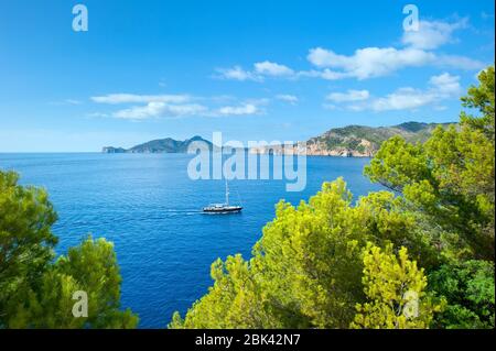 Dragonera sichtbar jenseits der Bucht von Andratx, Mallorca, Baleares, Spanien Stockfoto