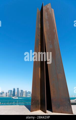 7-Skulptur von Richard Serra im MIA Park mit dem West Bay Central Business District dahinter, Doha, Katar, Mittlerer Osten Stockfoto