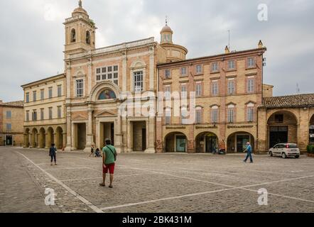 Die dreieckige hauptplatz von Offida Village, eines der schönsten Beispiele der bürgerlichen Architektur des 15.. Jahrhunderts in der Region Marken - Italien Stockfoto