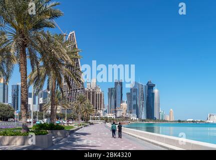 Die Skyline des West Bay Central Business District von Corniche, Doha, Katar, Naher Osten Stockfoto