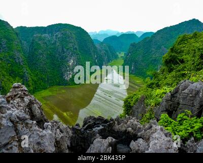 Blick auf den Fluss Tam Coc von der Spitze der Hang Mua Pagode in Ninh Binh, Vietnam Stockfoto