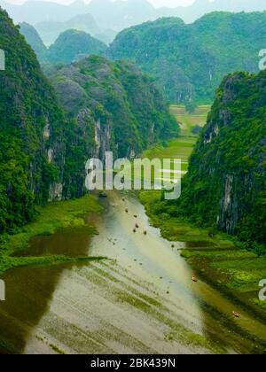 Blick auf den Fluss Tam Coc von der Spitze der Hang Mua Pagode in Ninh Binh, Vietnam Stockfoto