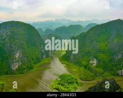 Blick auf den Fluss Tam Coc von der Spitze der Hang Mua Pagode in Ninh Binh, Vietnam Stockfoto