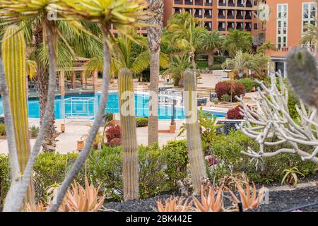 Pool- und Gartenbereich im Costa Adeje Palace Hotel wegen Notfall 19 geschlossen in den touristischen Feriengebieten von Costa Adeje, Teneriffa, C Stockfoto