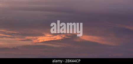 Wolkiger Himmel mit intensiven blauen und roten Farben und Platz für Text Stockfoto