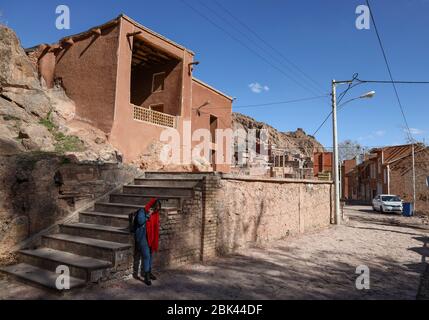 1500 Jahre altes traditionelles Dorf aus roten Lehmziegelhäusern, Abyaneh, Iran, Naher Osten Stockfoto