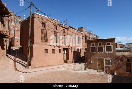 1500 Jahre altes traditionelles Dorf aus roten Lehmziegelhäusern, Abyaneh, Iran, Naher Osten Stockfoto