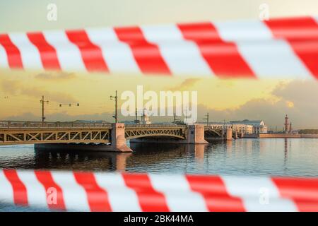 Sankt Petersburg, Russland mit Warnband. Palastbrücke über den Fluss Neva Stockfoto