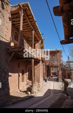 1500 Jahre altes traditionelles Dorf aus roten Lehmziegelhäusern, Abyaneh, Iran, Naher Osten Stockfoto