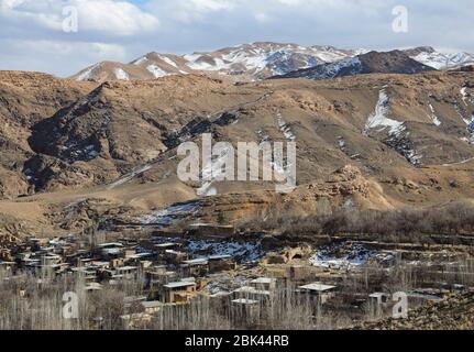 Panoramablick auf ein Dorf und Karkas Bergkette in der Nähe von Abyaneh, Esfahan Provinz, Iran, Persien, Mittlerer Osten. Stockfoto