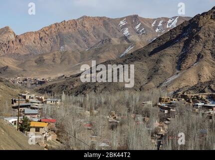 Panoramablick auf ein Dorf und Karkas Gebirge in der Nähe von Abyaneh, Esfahan Provinz, Iran, Persien, Mittlerer Osten. Stockfoto