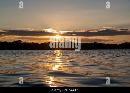 Sonnenuntergang auf dem Lough Neagh an einem warmen Herbstabend Stockfoto