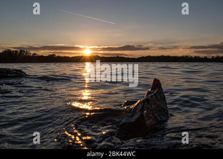 Sonnenuntergang auf dem Lough Neagh an einem warmen Herbstabend Stockfoto