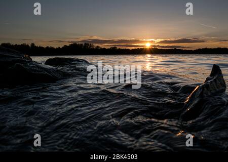 Sonnenuntergang auf dem Lough Neagh an einem warmen Herbstabend Stockfoto