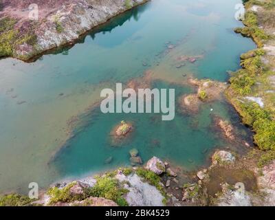 Spiegelsee bei Guar Petai. Schöner natürlicher See. Stockfoto