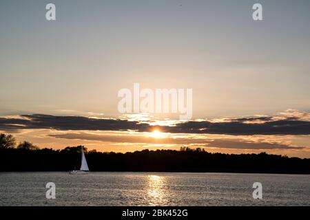 Sonnenuntergang auf dem Lough Neagh an einem warmen Herbstabend Stockfoto