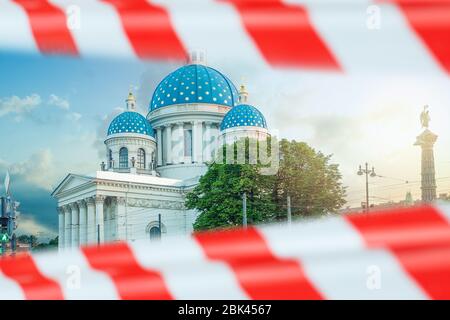 Die Trinity-Kathedrale oder Troizki-Kathedrale in Sankt Petersburg, Russland, wurde mit Klebeband geschlossen Stockfoto