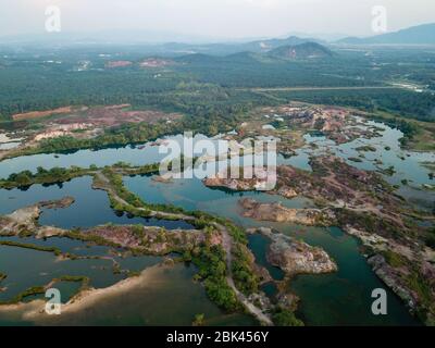 Luftaufnahme Bergfelsen Landschaft am Guar Petai. Wunderschöner See. Stockfoto