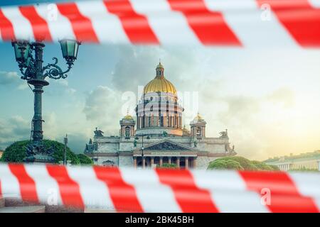 Isaaks Dom in Sankt Petersburg mit Warnband Stockfoto