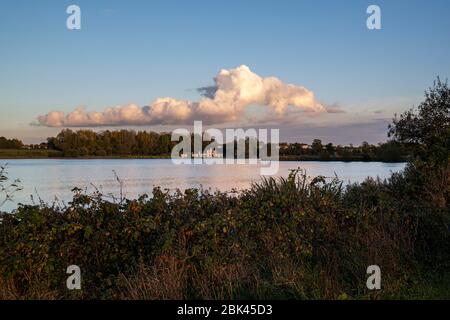 Sonnenuntergang auf dem Lough Neagh an einem warmen Herbstabend Stockfoto