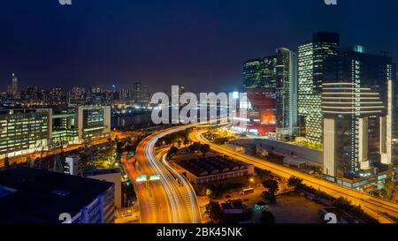 Kowloon Bay, Hongkong. Dieses Gewerbegebiet besteht aus Einkaufszentren, Geschäftsgebäuden und auch Krankenhaus entlang der beiden Seiten der Autobahn. Stockfoto