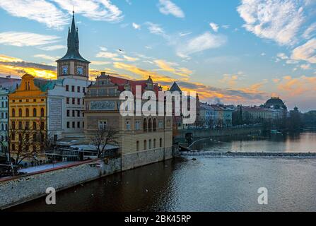 Stadtbild von Prag und der Moldau bei Sonnenaufgang, von der Karlsbrücke aus gesehen, Tschechische Republik. Stockfoto