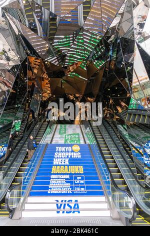 Reflexionen am Eingang des Tokyu Plaza Shopping Centre, Tokio, Japan Stockfoto