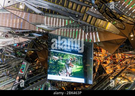 Reflexionen am Eingang des Tokyu Plaza Shopping Centre, Tokio, Japan Stockfoto