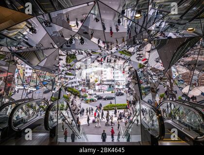 Reflexionen am Eingang des Tokyu Plaza Shopping Centre, Tokio, Japan Stockfoto