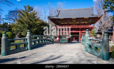 Eingang zur Steinbrücke zum Nezu-Schrein, Tokio, Japan Stockfoto