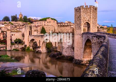 Sonnenaufgang an der mittelalterlichen Brücke von Besalu. Stockfoto