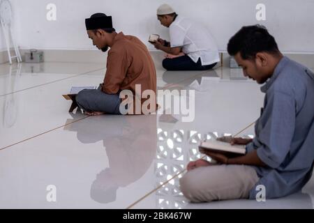 Lhokseumawe, Aceh, Indonesien. Mai 2020. Muslime lesen den Koran, nachdem sie am 8. Tag des heiligen Monats Ramadan in der Jamik Moschee, inmitten der Bedenken der Coronavirus-Krankheit (COVID-19) in Lhokseumawe, Provinz Aceh, am Freitag gebetet haben. Kredit: Zikri Maulana/ZUMA Wire/Alamy Live News Stockfoto
