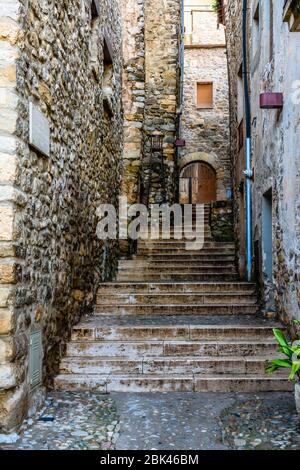 Sonnenaufgang an der mittelalterlichen Brücke von Besalu. Stockfoto