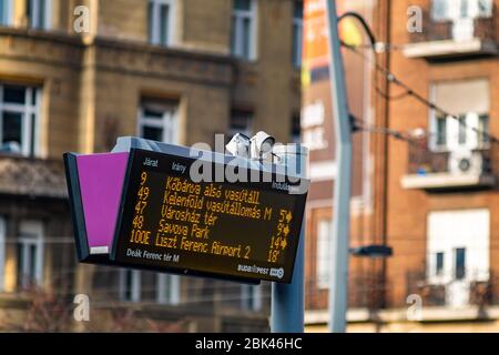 Budapest / Ungarn - 20. Oktober 2018: Fahrplananzeige der digitalen Bushaltestelle für Busfahrpläne in Budapest Stockfoto