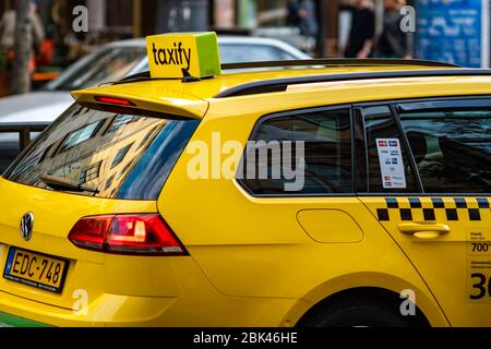 Budapest / Ungarn - 20. Oktober 2018: Yellow Taxify Cab in Budapest, Ungarn. Taxify ist ein internationales Taxiunternehmen, das auf einer mobilen Anwendung basiert Stockfoto