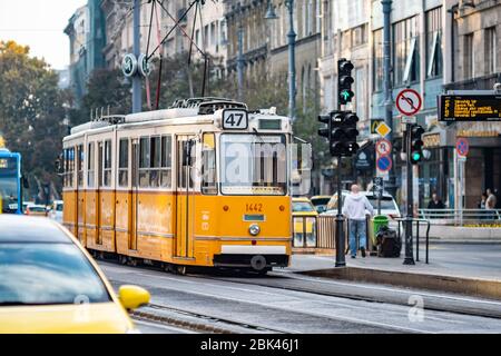 Budapest / Ungarn - 20. Oktober 2018: Budapest gelbe Straßenbahn öffentlichen Verkehrsmitteln in der Innenstadt von Budapest, Hauptstadt von Ungarn Stockfoto