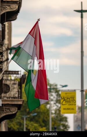 Budapest / Ungarn - 20. Oktober 2018: Ungarische Flagge mit einem Loch in der Mitte als Symbol des antisowjetischen Aufstands 1956 in Budapest, als revolut Stockfoto