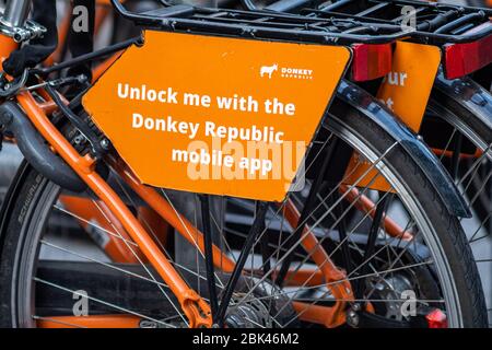 Budapest / Ungarn - 20. Oktober 2018: Fahrräder von Smartphone-Fahrradverleih Donkey Republic in Budapest, Ungarn Stockfoto