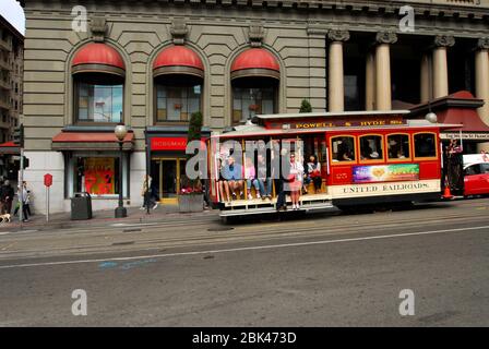 Passagiere genießen eine Fahrt in einer Seilbahn in San Francisco Stockfoto